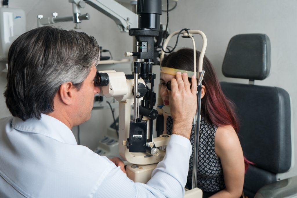 Conheça quatro sinais que indicam que está na hora de visitar um oftalmologista  
