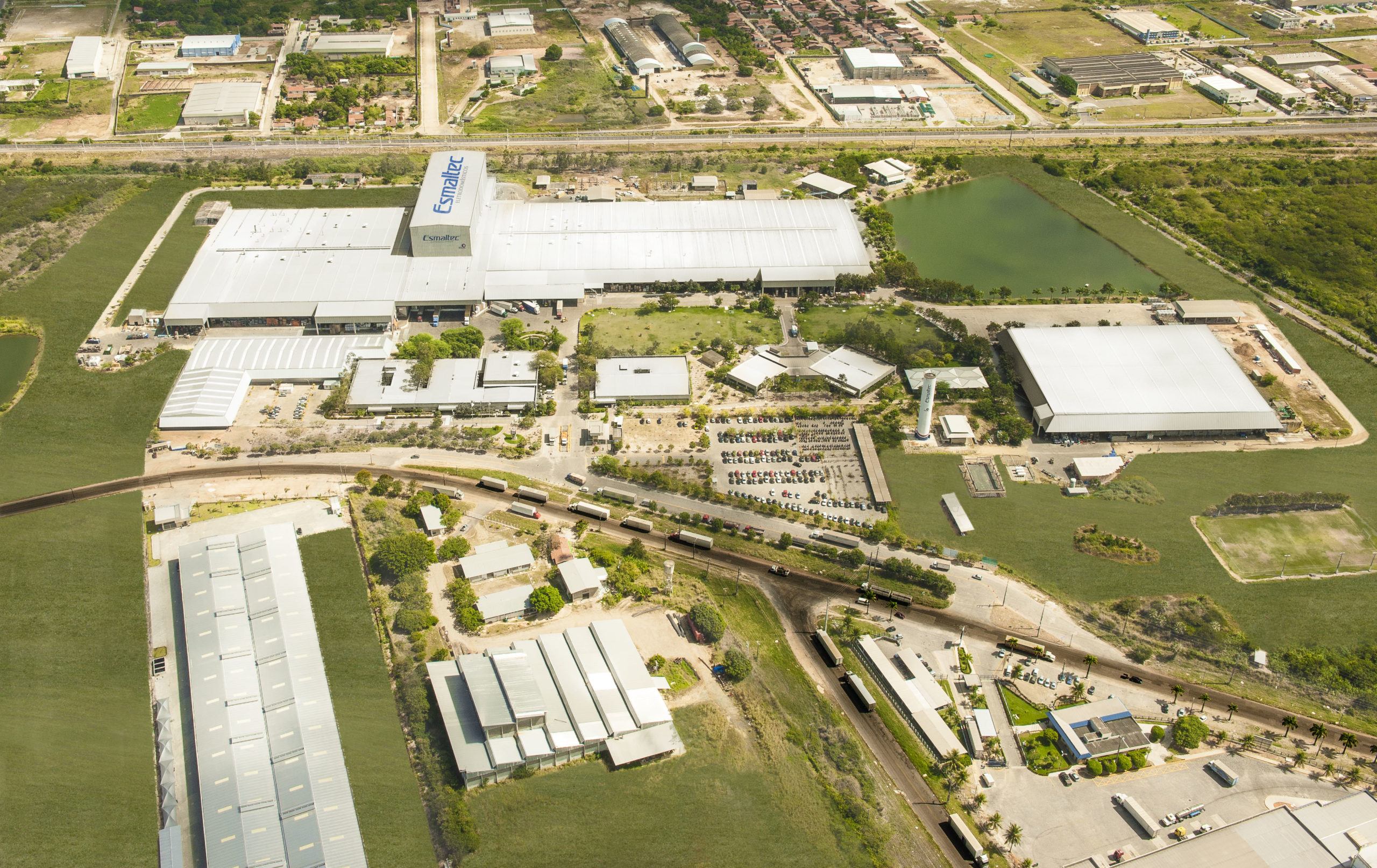 Esmaltec fabrica e doa componentes para 30 mil protetores faciais projetados pelo Senai no combate ao coronavírus.