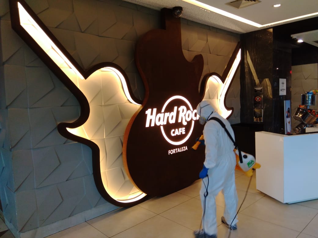 Hard Rock Cafe realiza sanitização do ambiente como medida de biossegurança