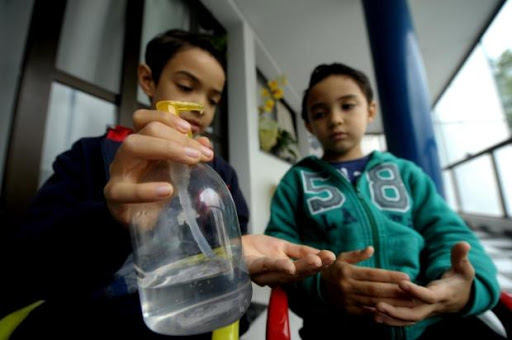 Uso de álcool em gel por crianças deve ser supervisionado