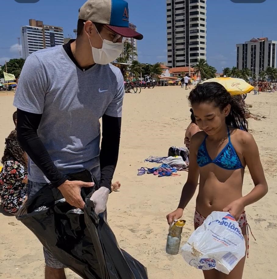 Praia limpa: Projeto busca conscientizar população de Fortaleza sobre limpeza das praias