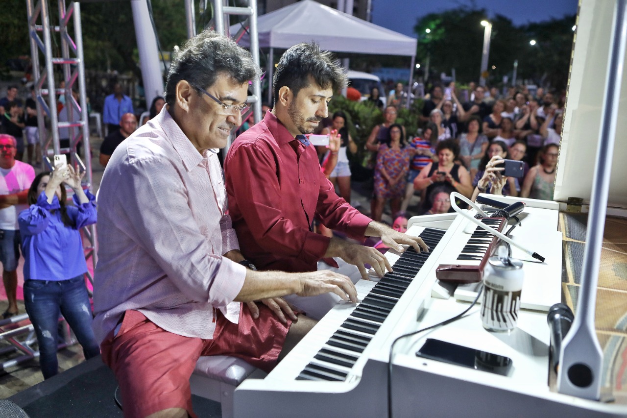 Alexandre Pereira e Felipe Adjafre realizam live com concerto ao piano em homenagem aos pais