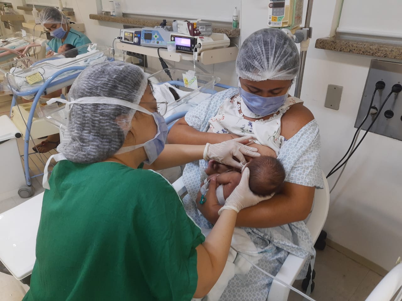 Bebês prematuros recebem acompanhamento fonoaudiológico durante amamentação