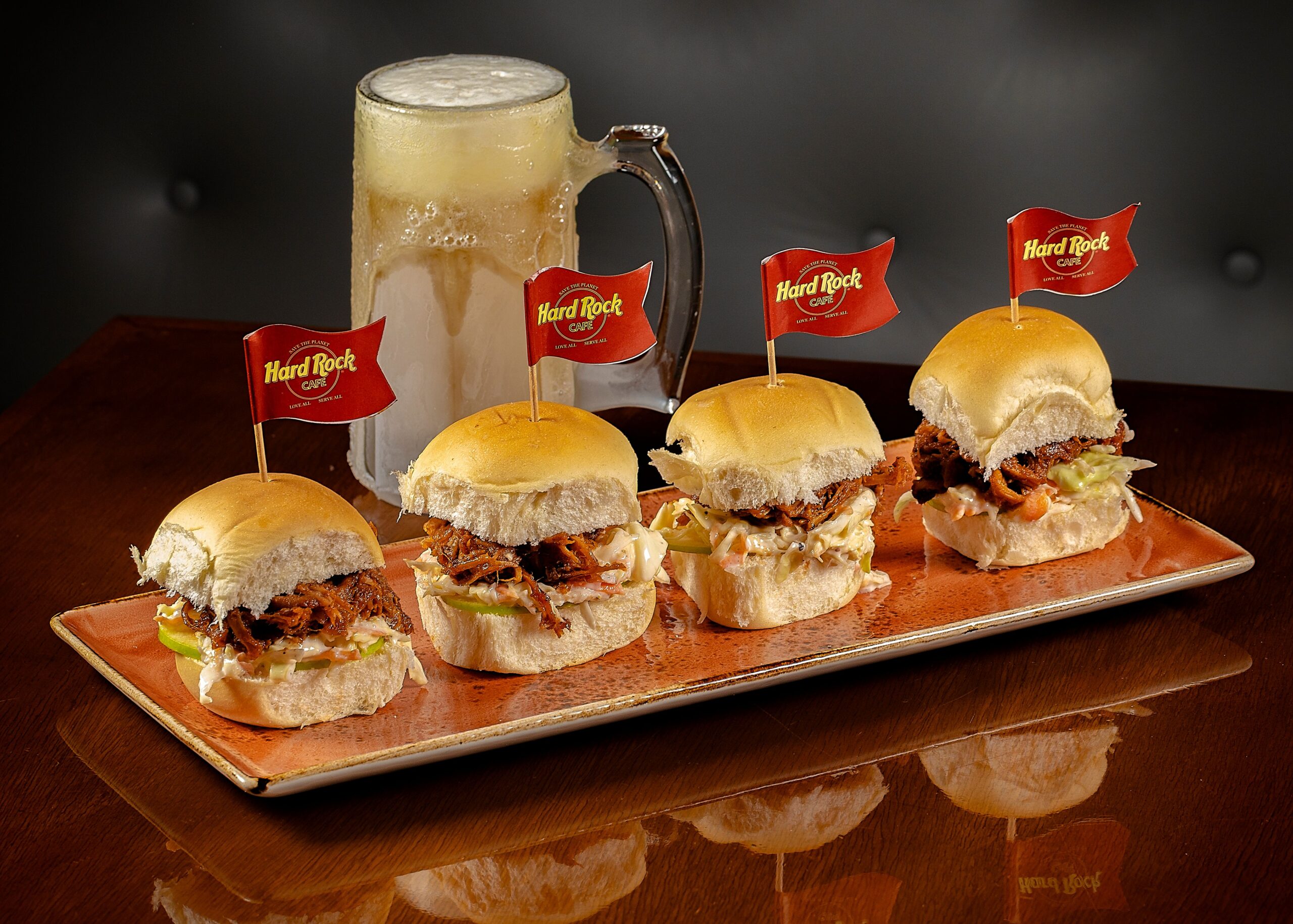 Happy Hour estendido marca fim de semana no Hard Rock Cafe Fortaleza