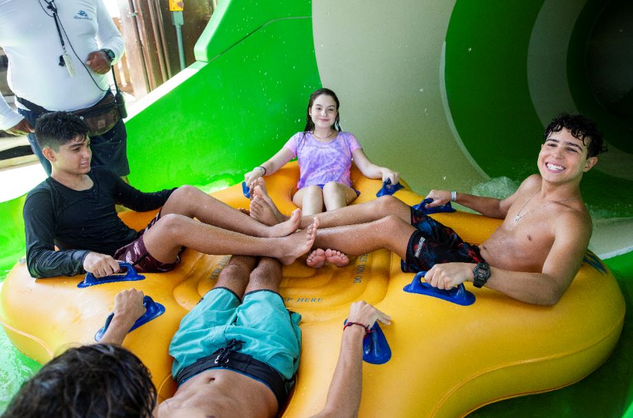 Sophia Valverde e Igor Jansen curtem dias de diversão no Beach Park