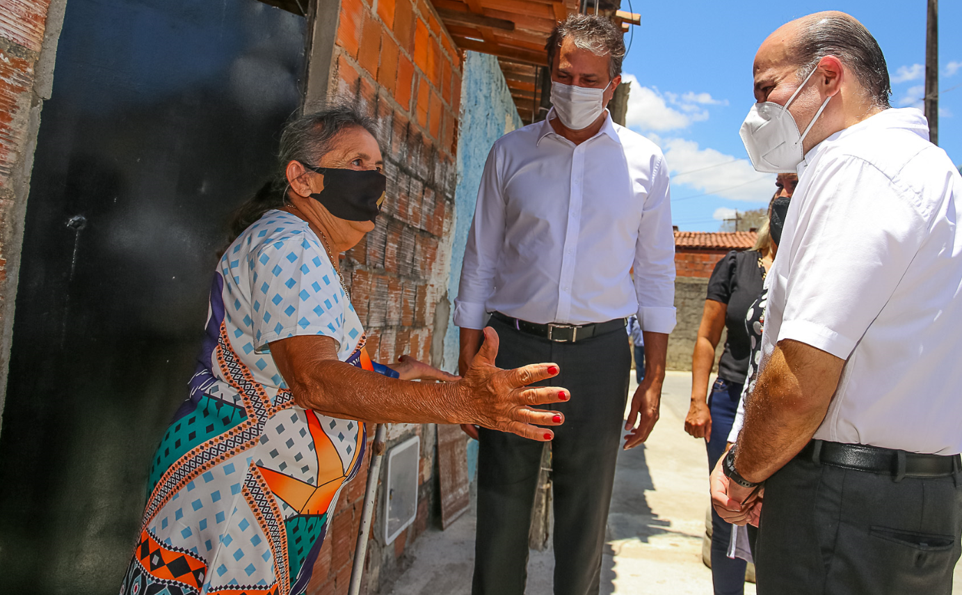 Prefeito Roberto Cláudio e governador Camilo Santana entregam urbanização na comunidade Unidos Venceremos