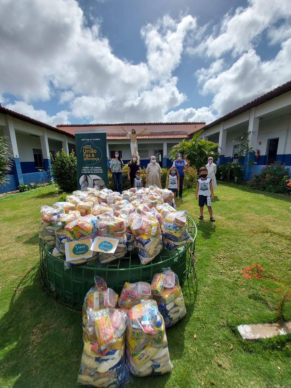 SBOT realiza entrega de cestas básicas para entidade que atende crianças carentes