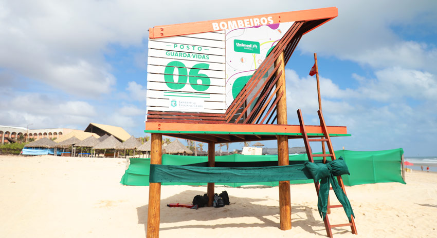 Corpo de Bombeiros e Unimed Fortaleza entregam primeiro lote de postos guarda-vidas na Praia do Futuro nesta quinta-feira (26)