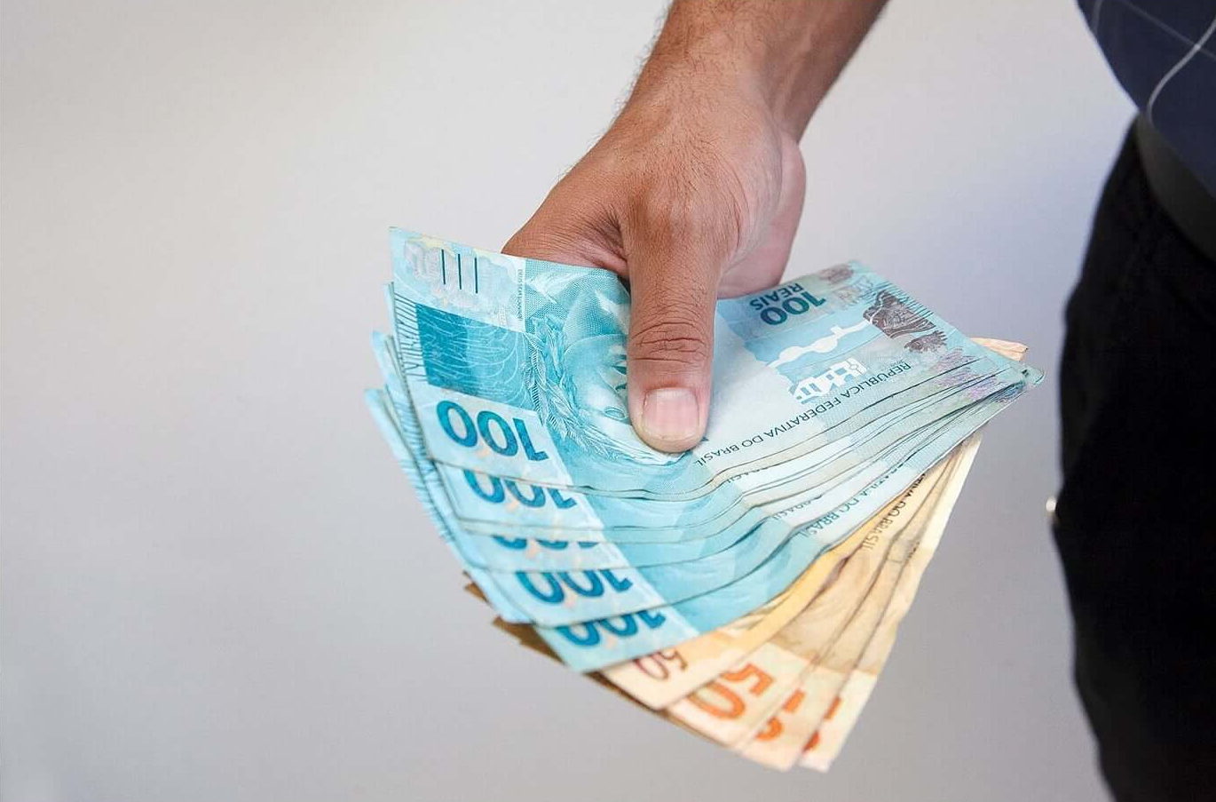 Pesquisa aponta que 53% dos brasileiros pretendem gastar o 13º salário com compras e comemorações de fim de ano