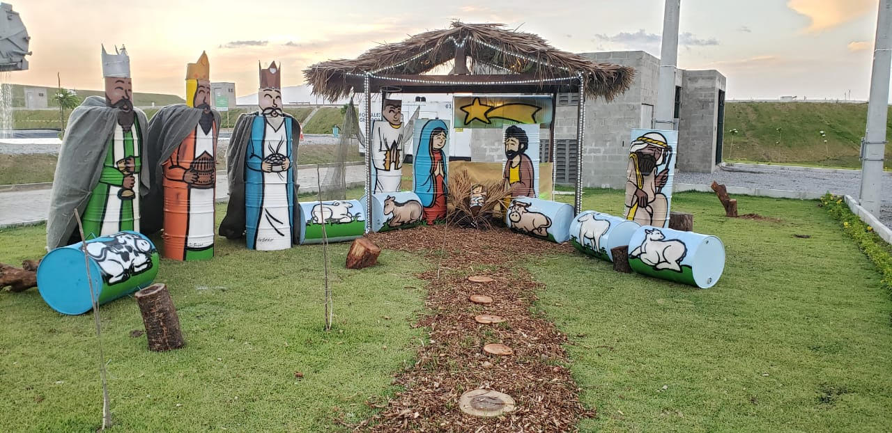 Materiais reciclados dão vida ao presépio de Natal da Ecofor