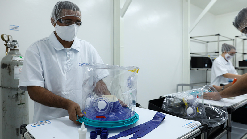 Esmaltec inicia produção de capacetes que reduzem necessidade de intubação de pacientes com Covid-19