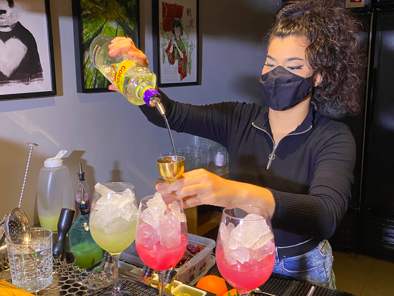 Mulheres bartenders constroem histórias de vida em atividade historicamente masculina