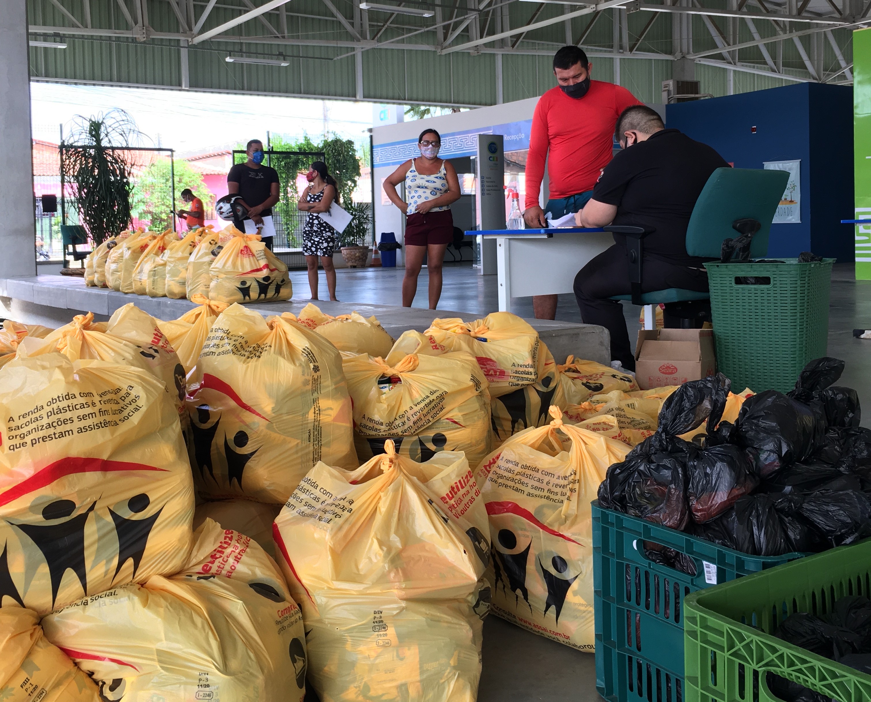 Instituto Myra Eliane distribui cestas básicas para alunos em ação social de Páscoa