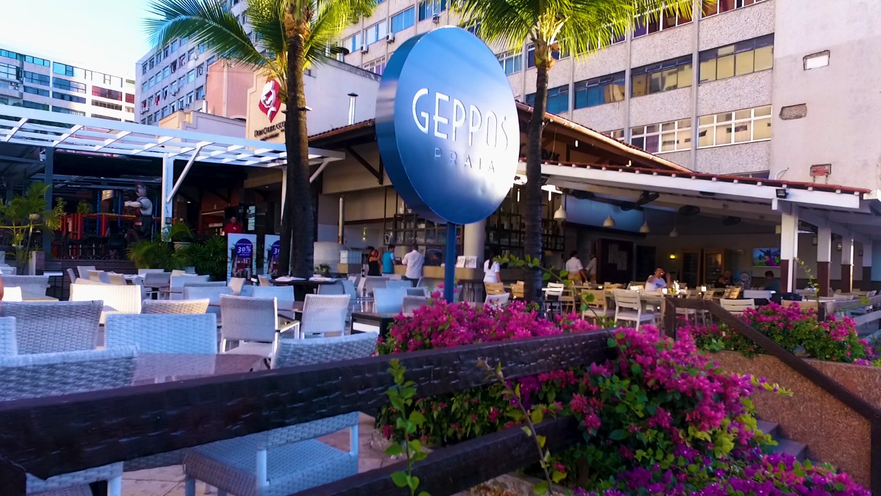 Geppos Praia retoma happy hour com novo horário