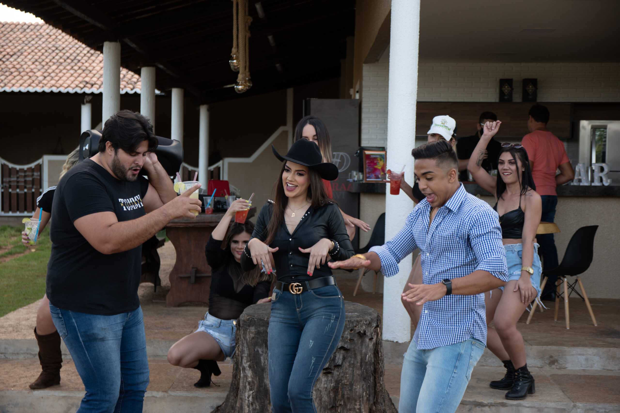 Mistura de funk, forró e piseiro: Matheus Lima libera clipe de “Novinha Dança”