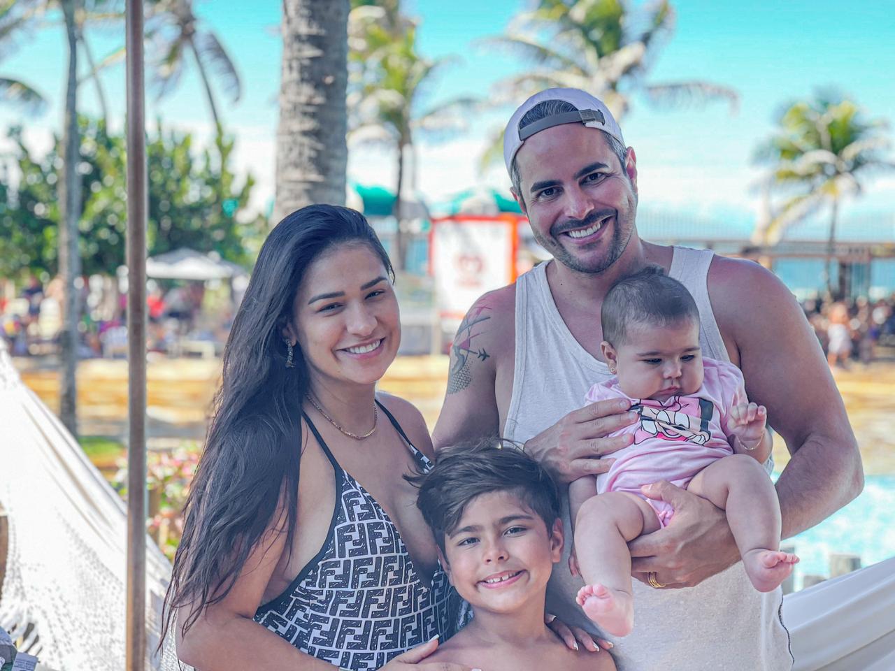 Simone Mendes leva a filha Zaya para curtir seu primeiro dia no Beach Park