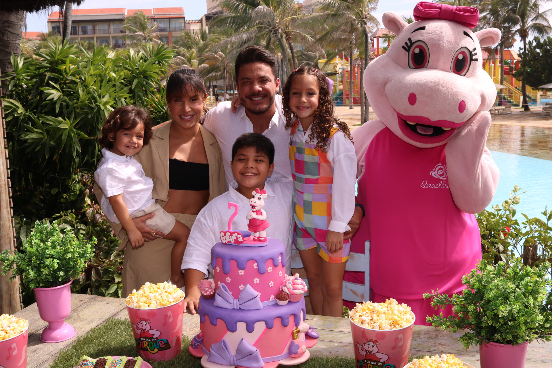 Wesley Safadão e Thyane Dantas curtem o aniversário da filha Ysis no Beach Park