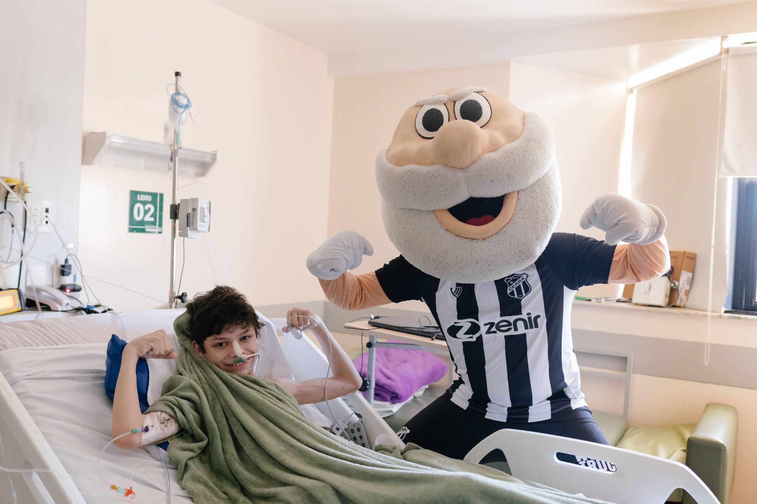 Unimed Fortaleza realiza sonho de paciente e leva mascote do Ceará Sporting Club ao hospital