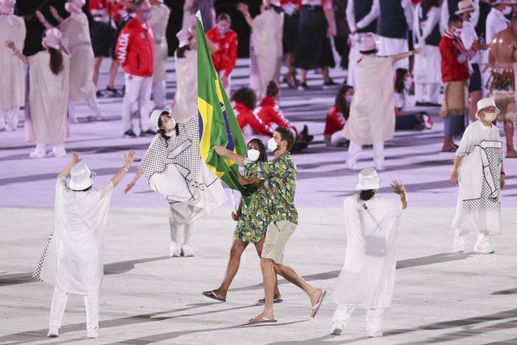 Do Brasil para o mundo: atletas brasileiros usam sandálias da Havaianas na cerimônia de abertura do maior evento esportivo do mundo