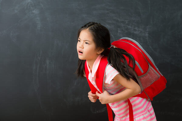 Volta às aulas: Excesso de peso nas mochilas pode causar problemas na coluna