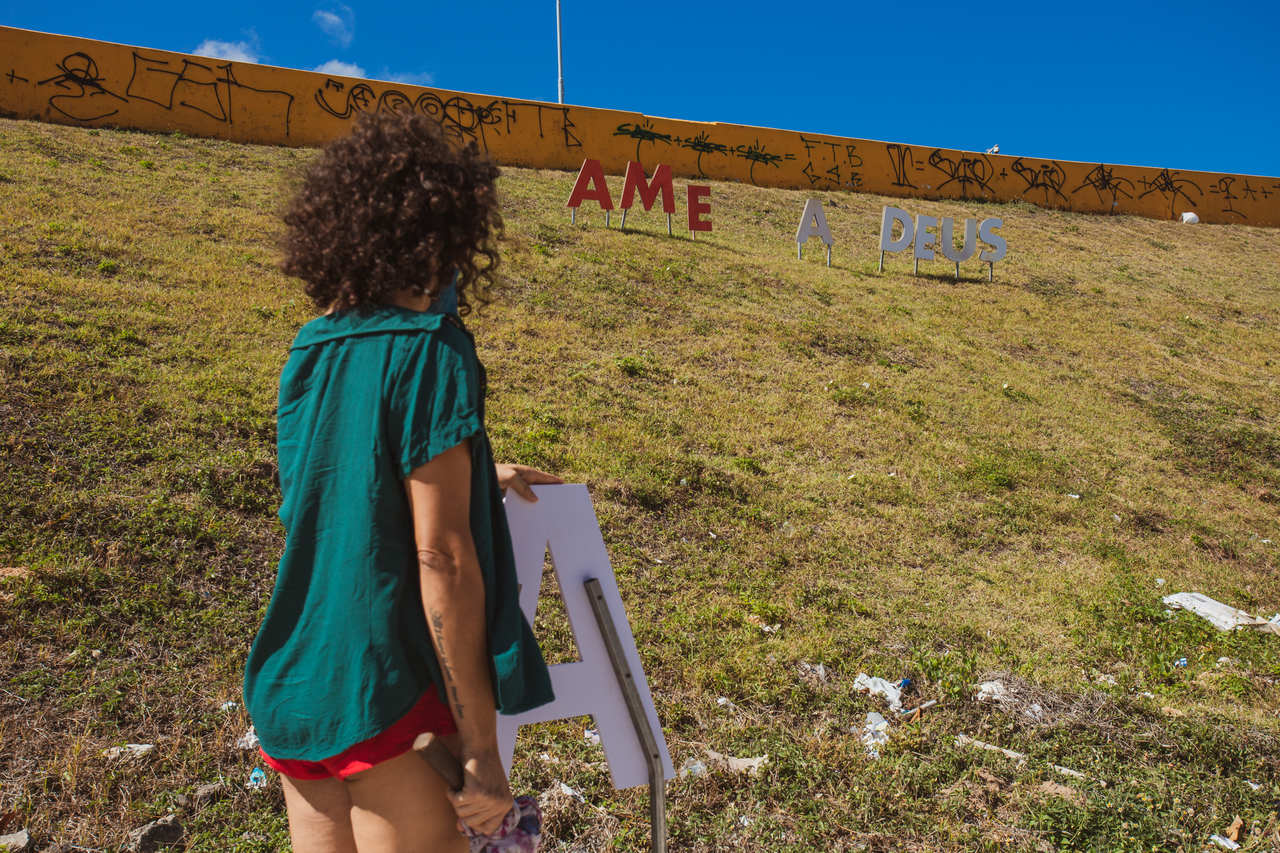 Intervenção artística urbana que propõe reflexão sobre fé e patriarcado dura menos de 24 horas