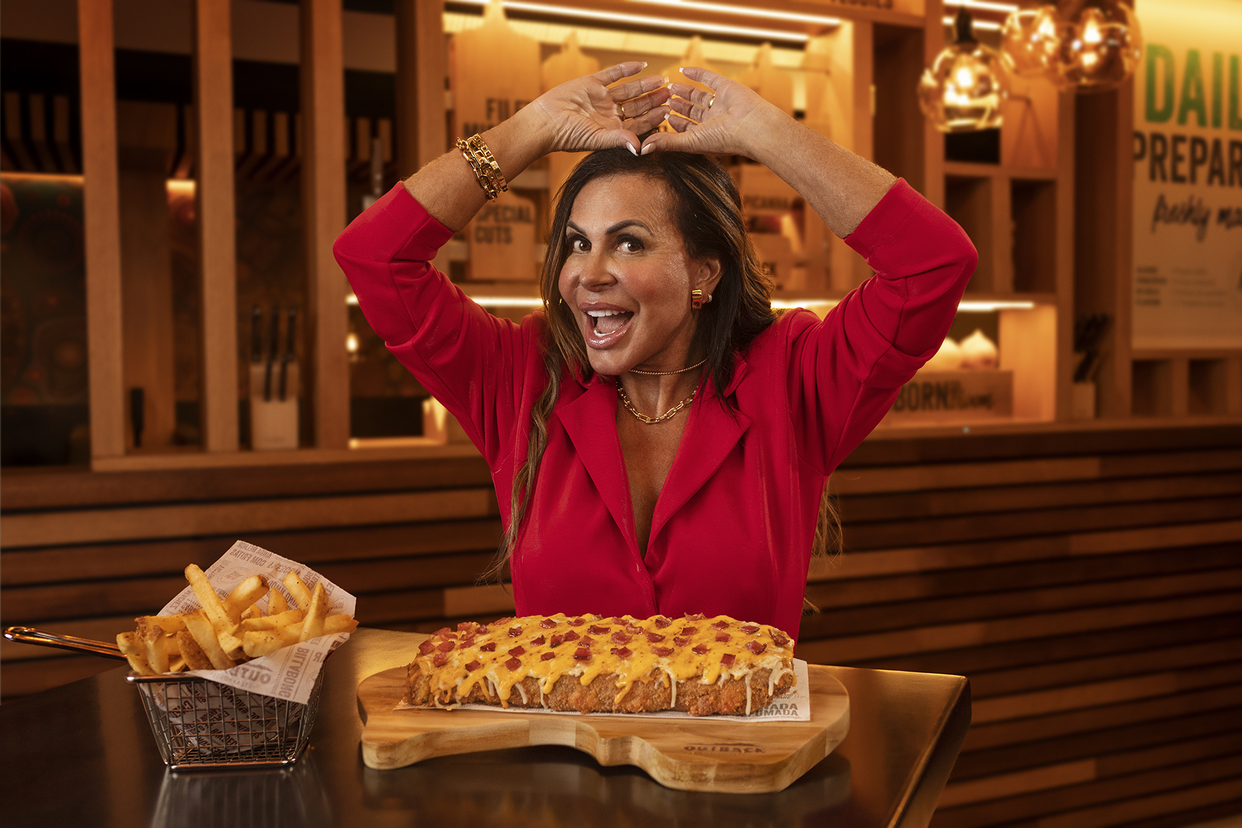 Royal Cheese Ribs retorna ao menu do Outback apresentada por Gretchen