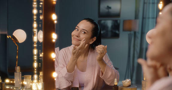 Alessandra Negrini protagoniza campanha de beleza que anuncia linha Ácido Glicólico de Botik, marca de cuidados faciais do Boticário