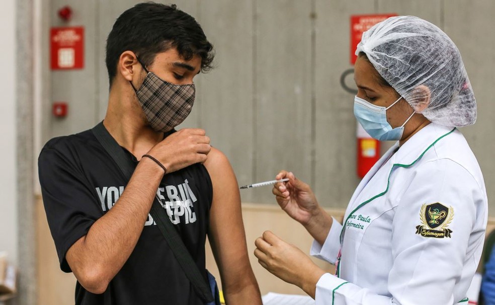 Fortaleza inicia aplicação de terceira dose da vacina contra a Covid-19 em adolescentes