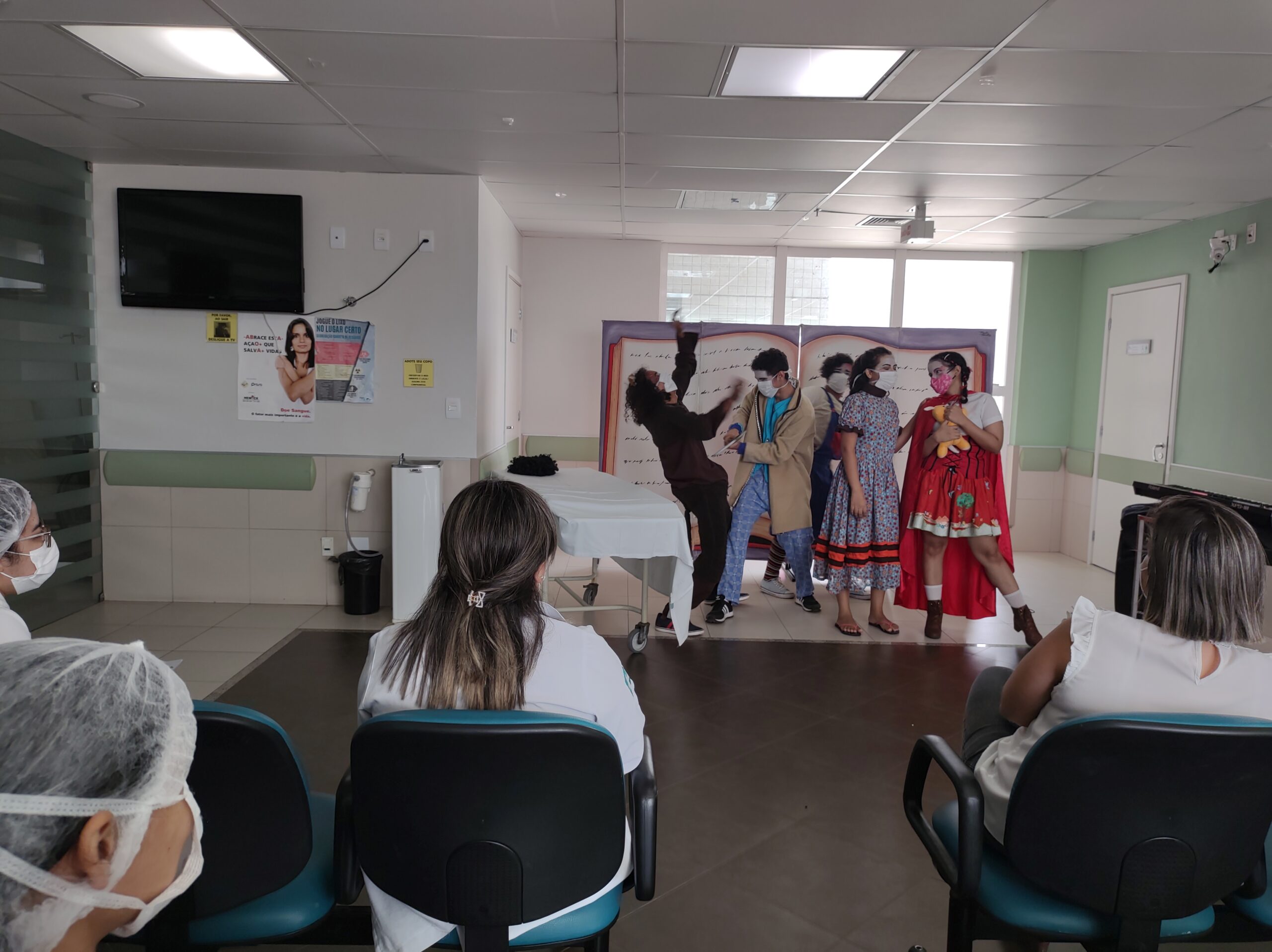 Pacientes do HRN assistem a espetáculo de teatro sobre o risco de quedas