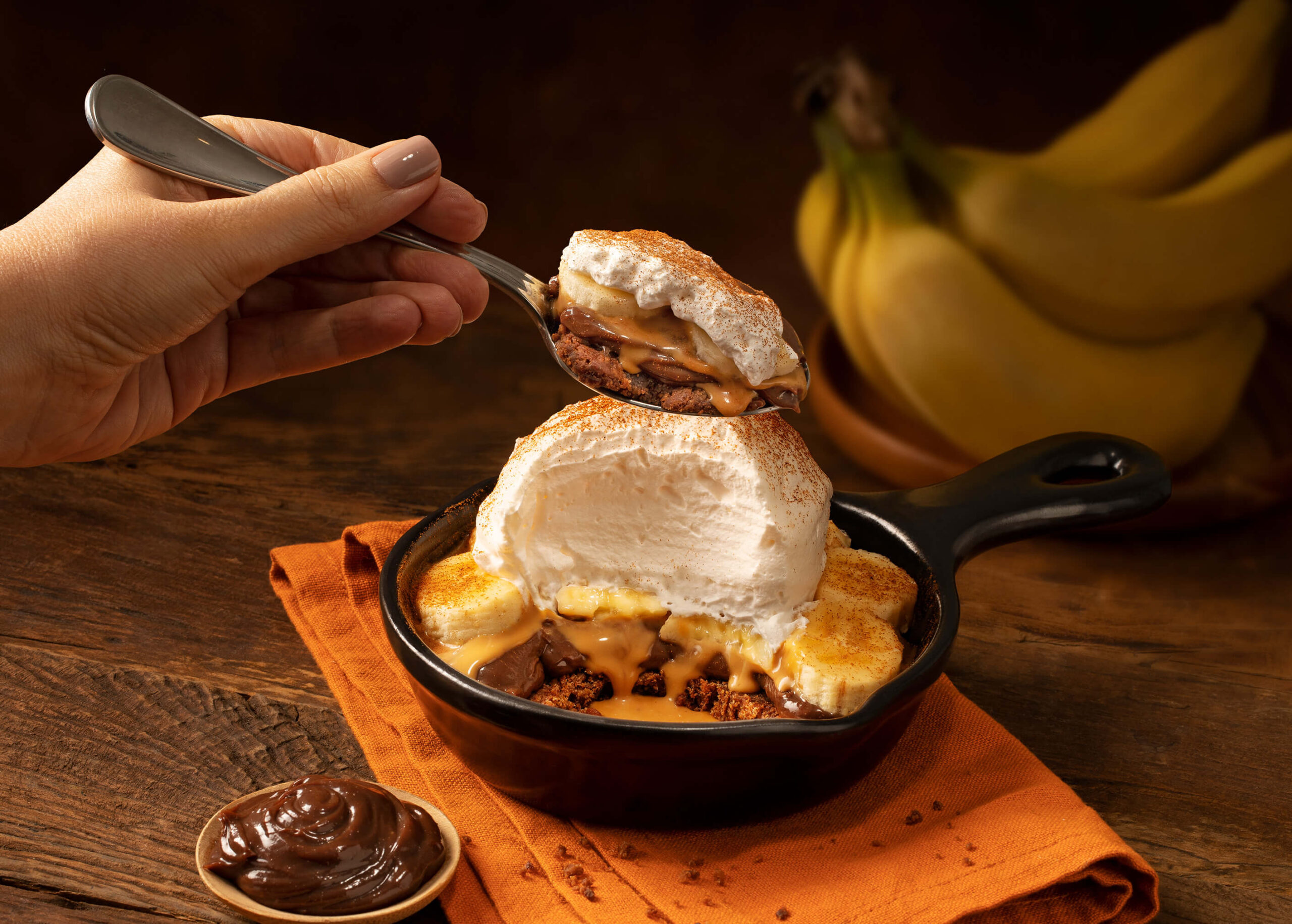 Outback lança versão exclusiva de banoffee com base crocante de biscoito Thunder e brigadeiro com canela