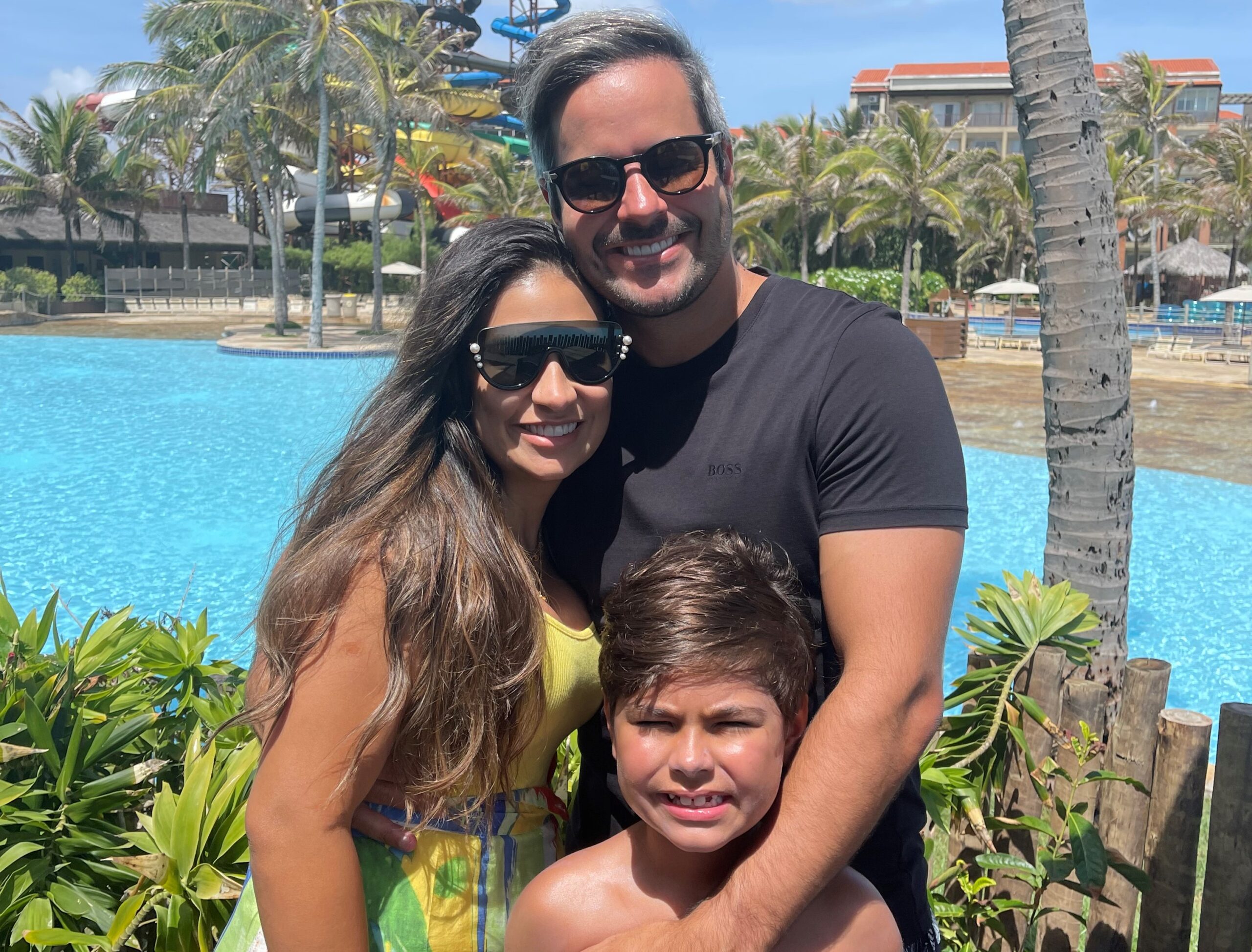 Simone Mendes e Kaká posam em família no Beach Park