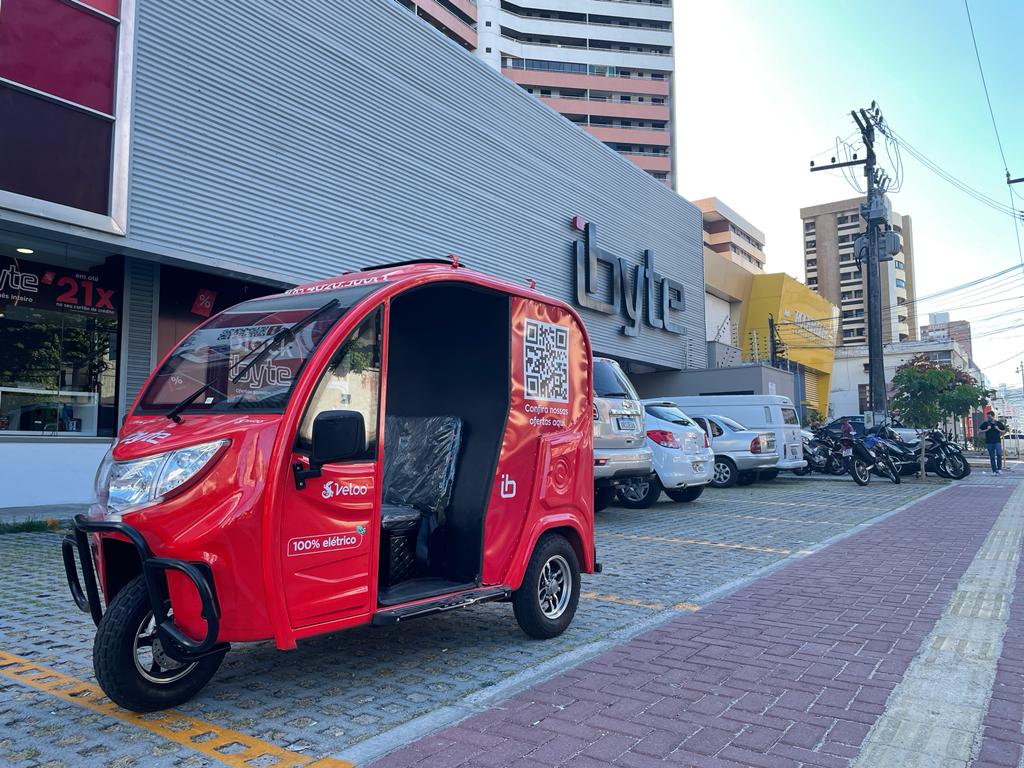 Rede varejista ibyte inicia operação de delivery com veículos ‘tuk tuk’ elétrico