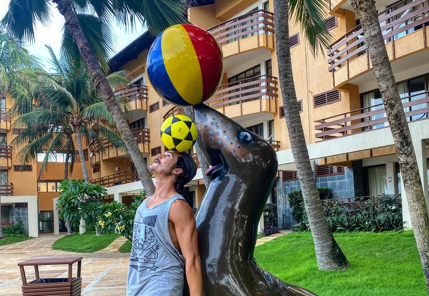 Nicolas Prattes faz tour pelo Ceará e desembarca no Beach Park ao lado da namorada e família