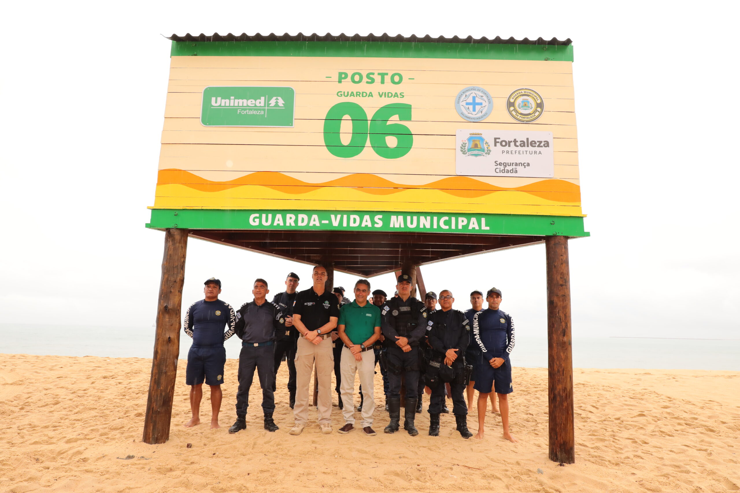 Prefeitura de Fortaleza e Unimed Fortaleza inauguram três novos postos de guarda-vidas na Avenida Beira Mar