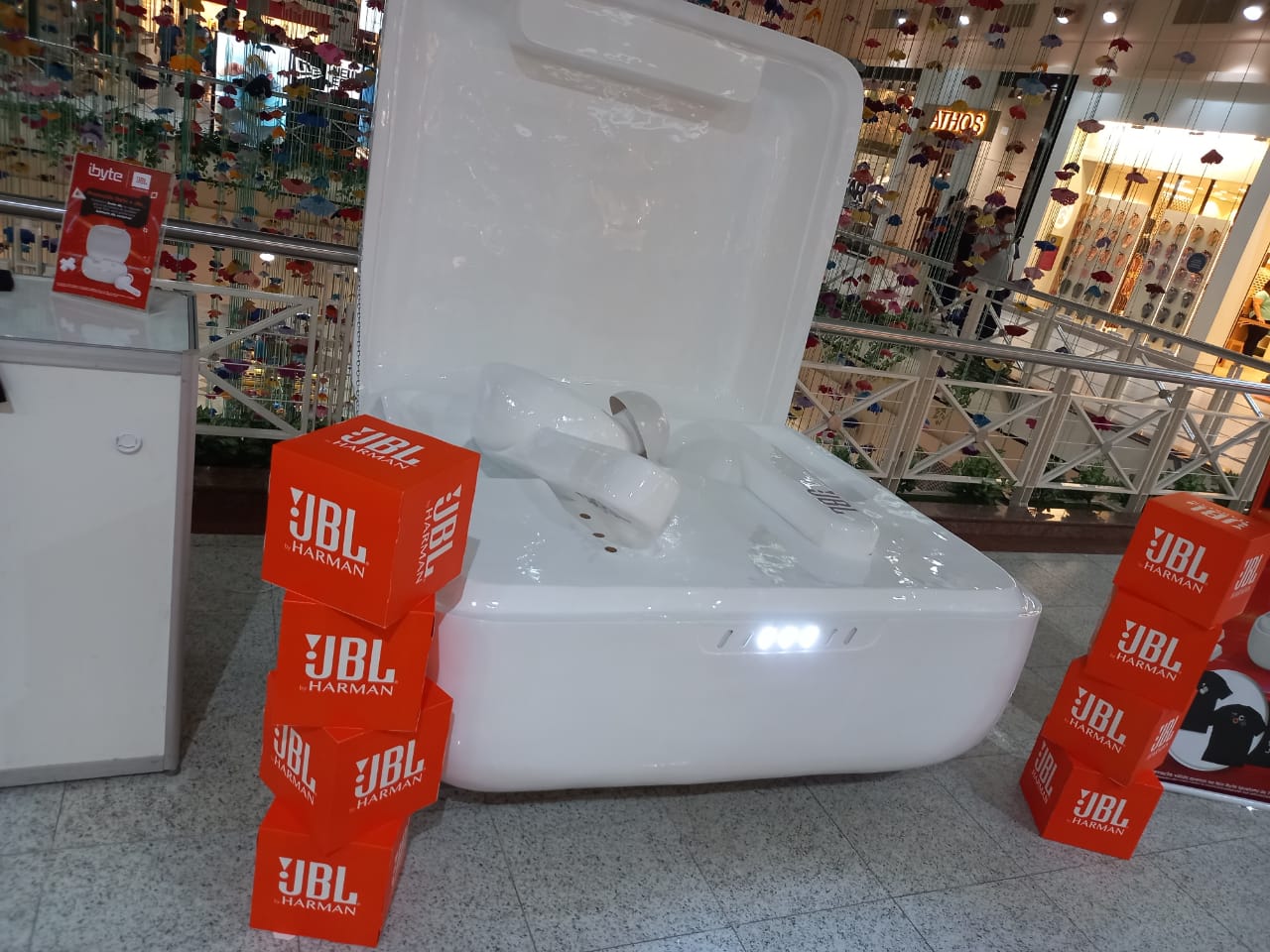 Fone gigante: ibyte lança campanha em parceria com JBL no Iguatemi Bosque