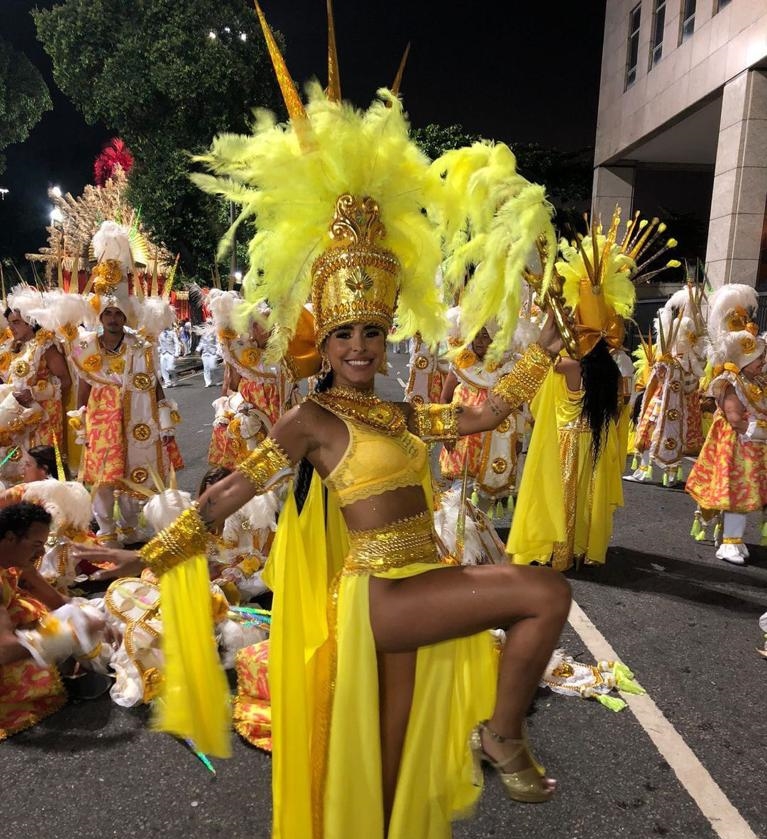 Nayane Lingerie veste ala “Angels” durante desfile da Escola de Samba União da Ilha do Governador