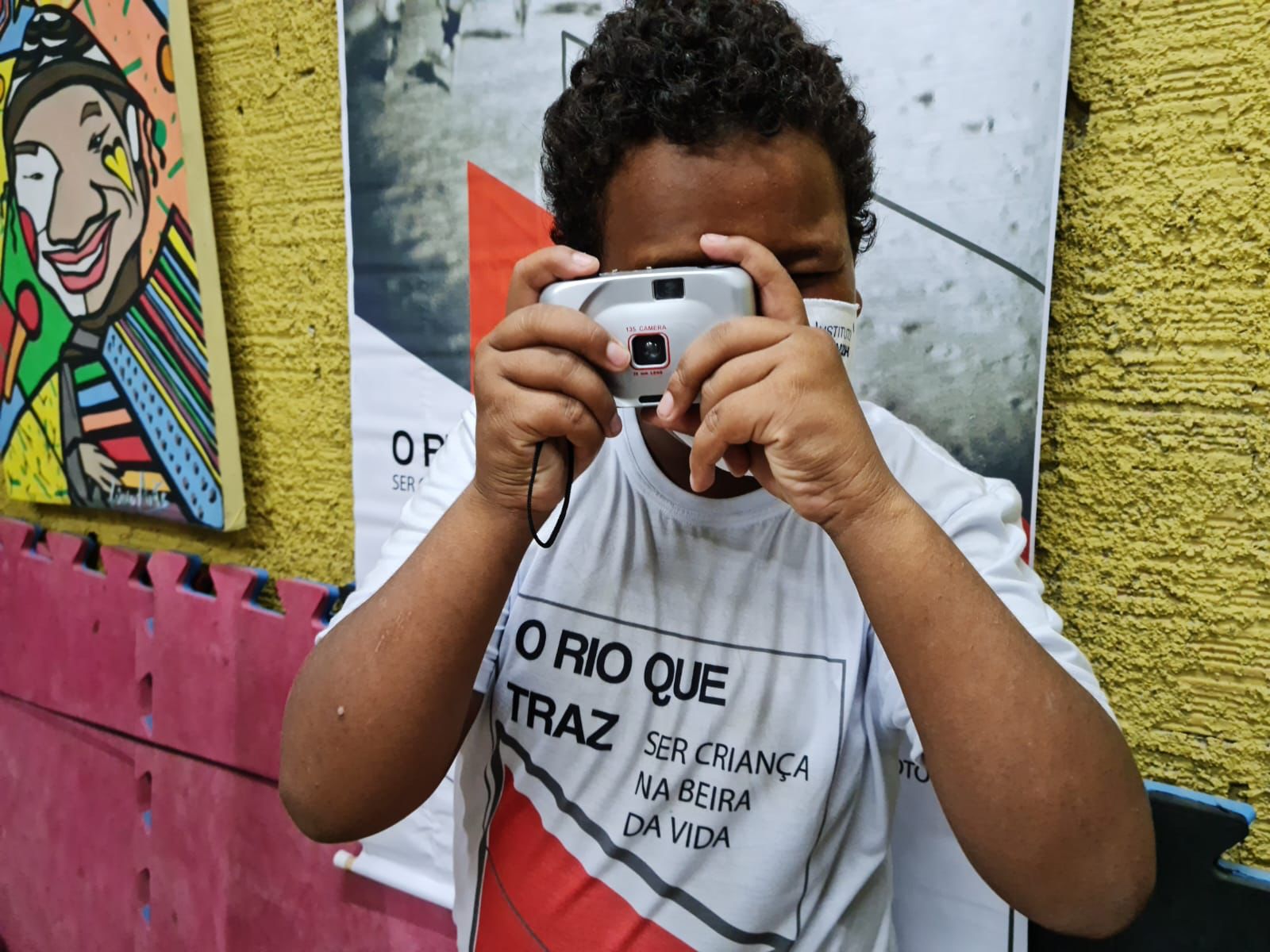 Projeto lança Livro-book com fotografias feitas por crianças do Pirambu