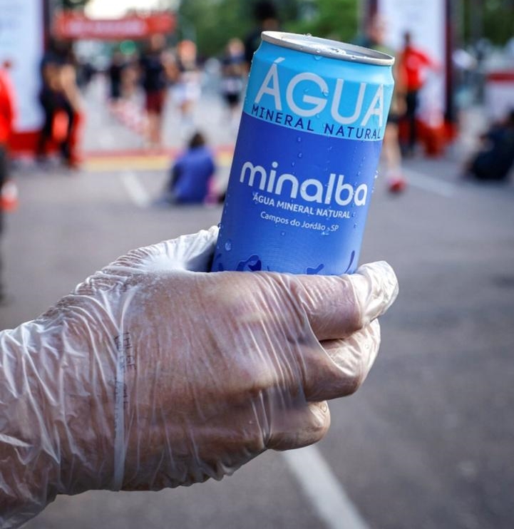 Sustentabilidade: água mineral em lata da Minalba é a água oficial do circuito de corridas Santander Track & Field