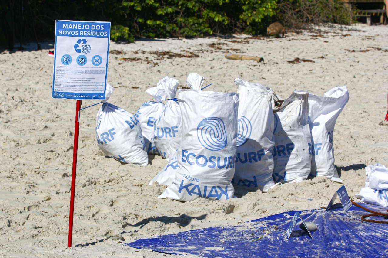 Natura Kaiak promove limpeza na praia do Icaraí e reforça seu tributo aos oceanos