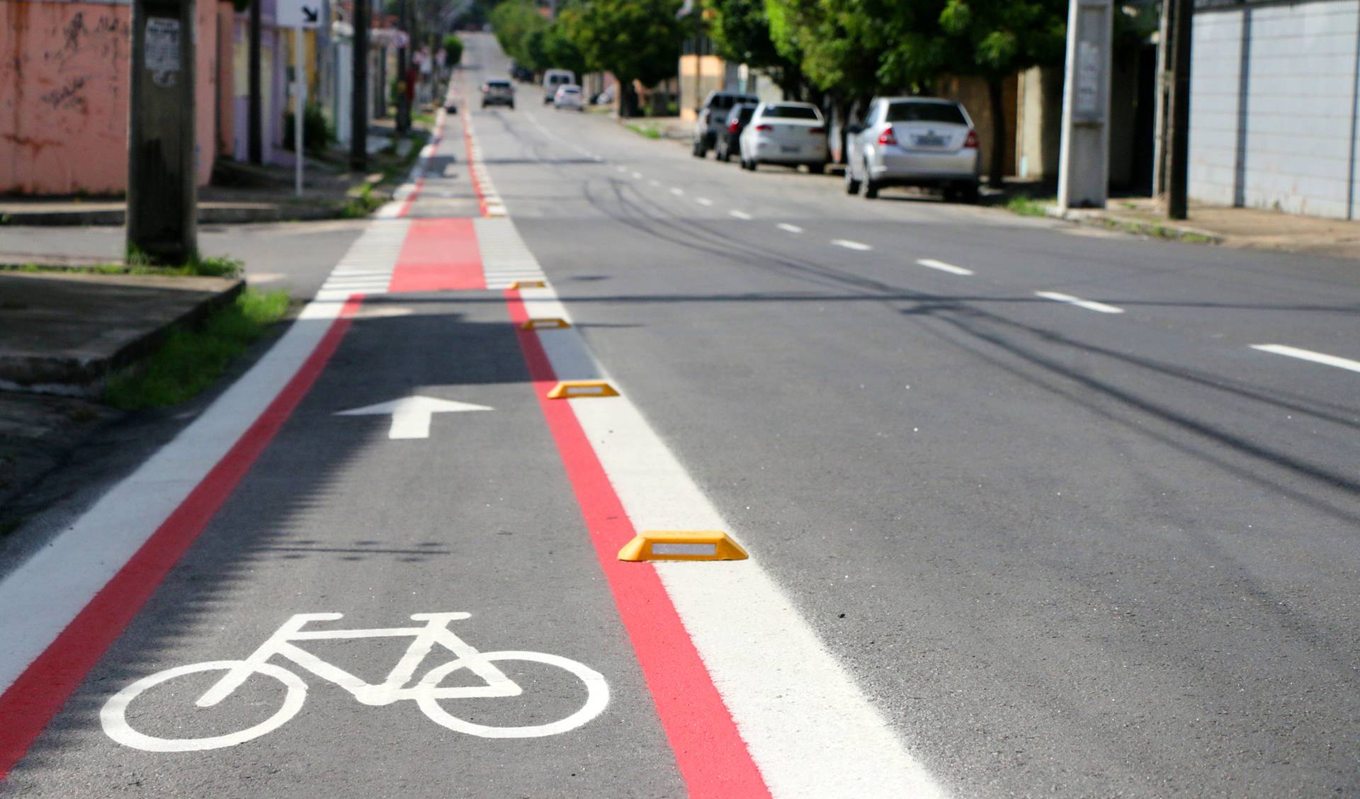 Nova ciclofaixa começa a ser implantada na Rua Cônego Lima Sucupira