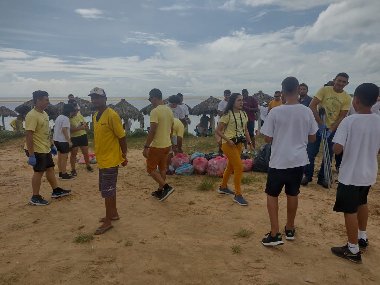 Pais e filhos se juntam em ação na praia do Cumbuco para lembrar o Dia Mundial do Meio Ambiente