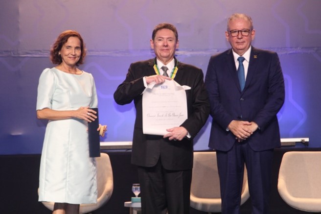 Ivens Dias Branco Júnior recebe Medalha da Ordem do Mérito Industrial