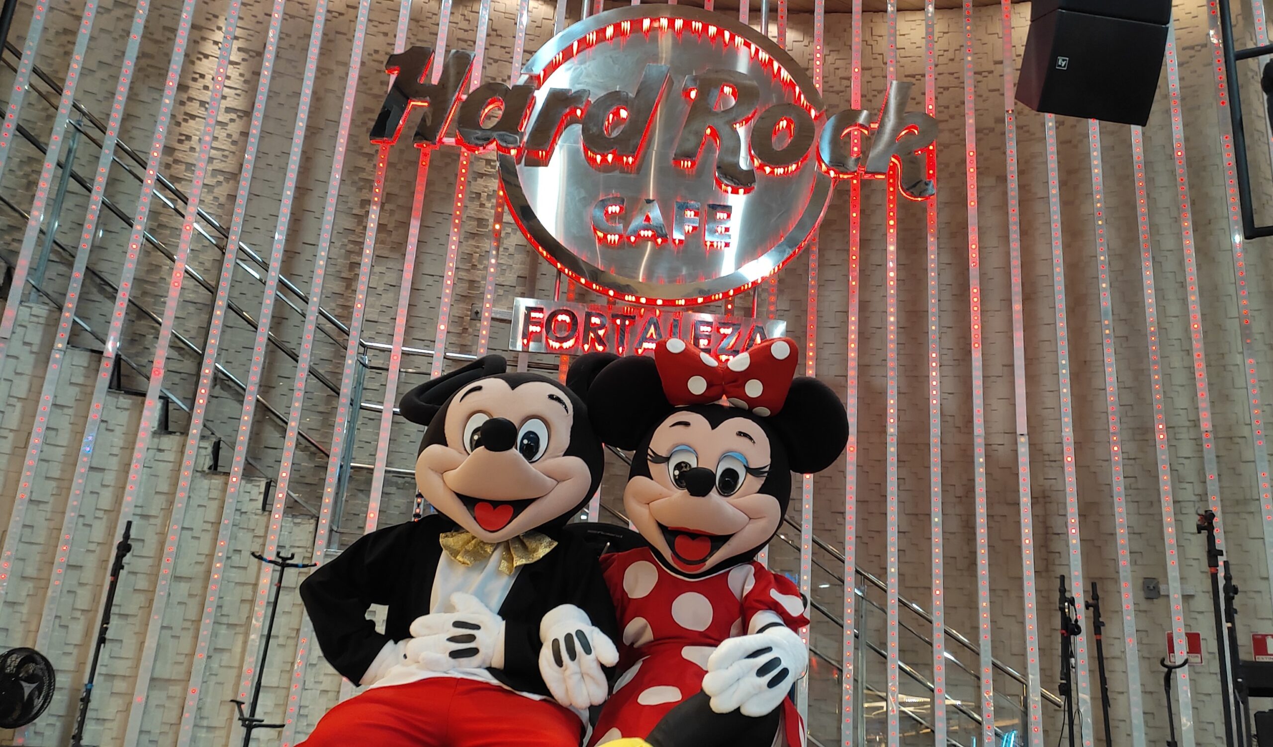 Hard Rock Roxtars: Sr. Kingston convida Mickey e Minnie Mouse para dar início as férias no American Breakfast especial