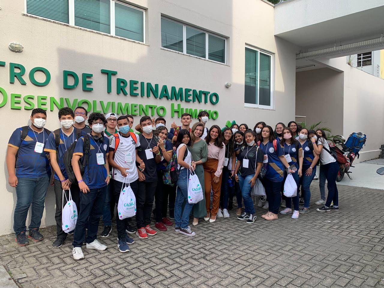 Estudantes do Liceu do Ceará têm aula prática sobre ciência e saúde em laboratório médico de Fortaleza