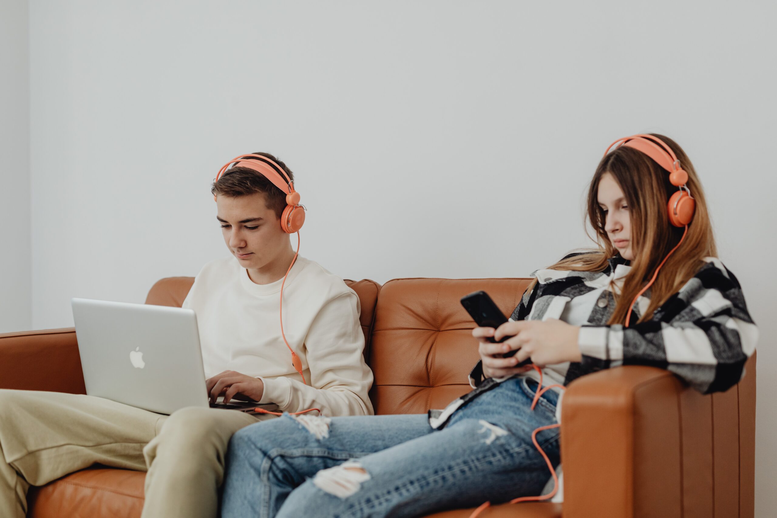 Tempo de tela: especialista alerta sobre riscos para saúde mental de adolescentes e jovens