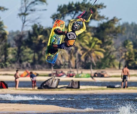 Dia do Kitesurf será comemorado com o ‘Downwind da Capital’ e conta com a presença do tetracampeão mundial Carlos Mário Bebê