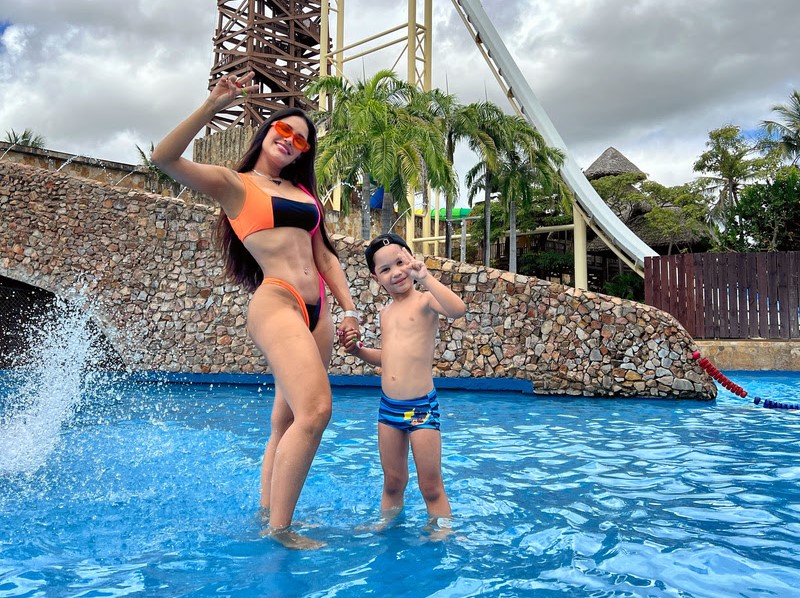 Ex-BBB Flay aproveita férias com o filho no Beach Park