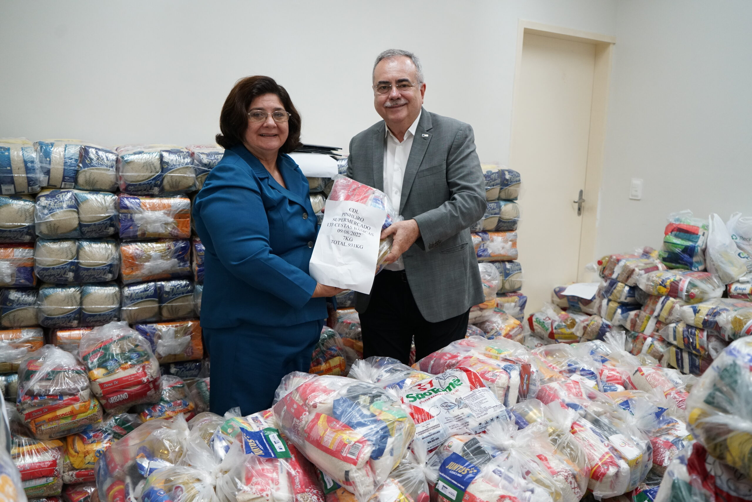 CDL doa 1 tonelada de alimentos para a campanha Corregedoria Solidária