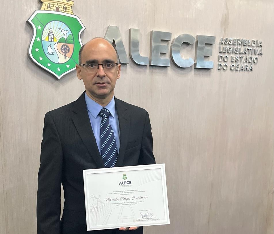 Médico Marcelo Cavalcante recebe honraria da Alece pelos serviços prestados a Pefoce