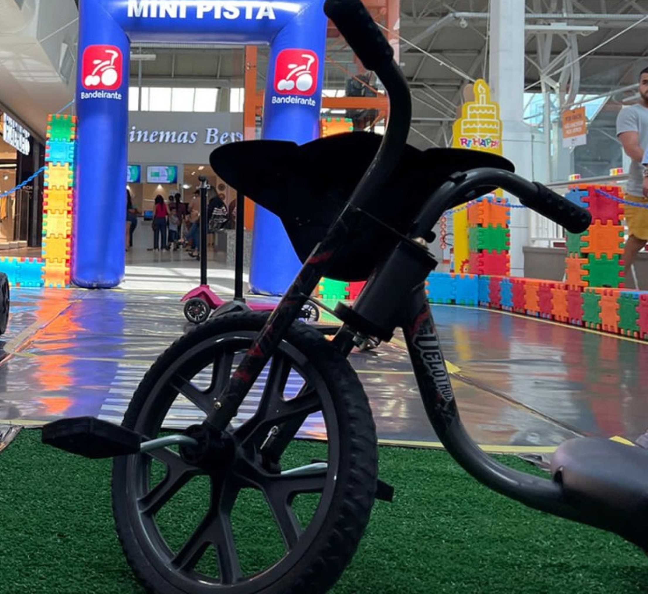 Pista para patinetes e triciclos faz a alegria da criançada no Shopping Benfica